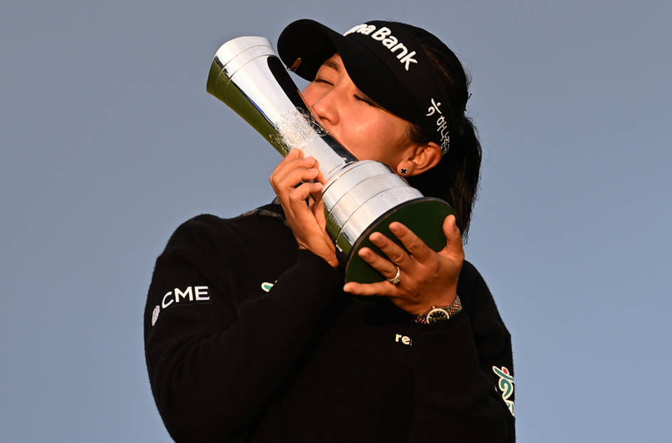 Lydia Ko kisses the trophy after winning the AIG Women's Open at St Andrews in 2024.